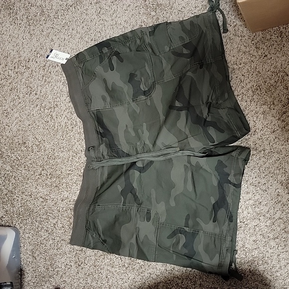 Terra & Sky Pants - NWT 4x camouflage cargo shorts.